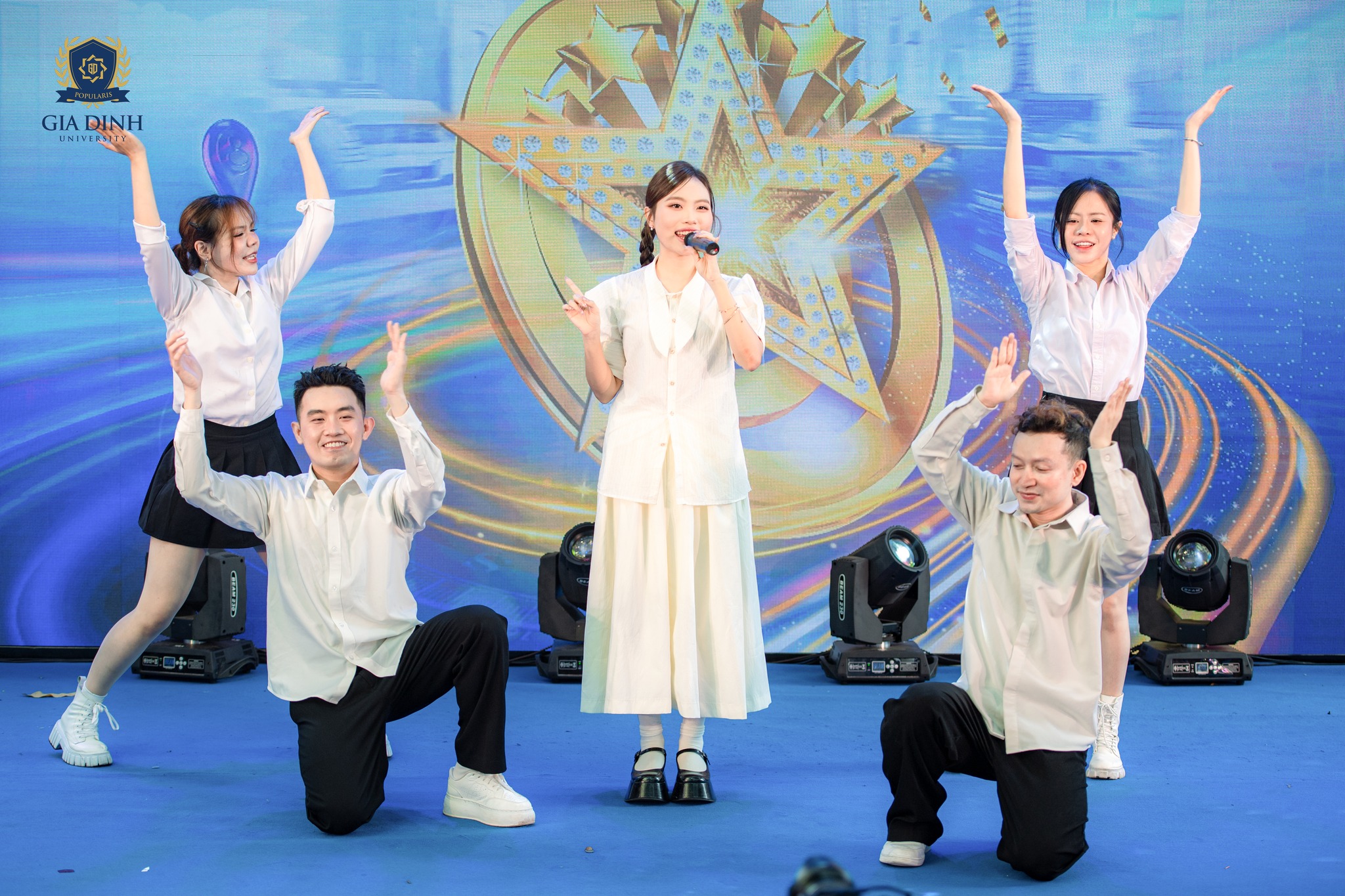 Ca sĩ Phương Mỹ Chi biểu diễn tại Lễ hội chào đón tân sinh viên K19 GDU.