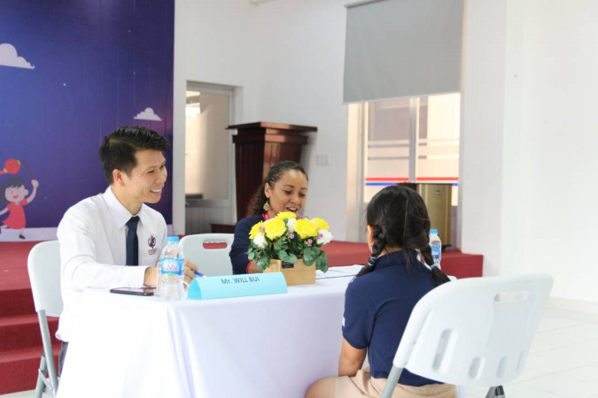 Thầy Bùi Trần Thiện Vũ (trái) – Trưởng bộ phận Quản lý học sinh UKA Bà Rịa
