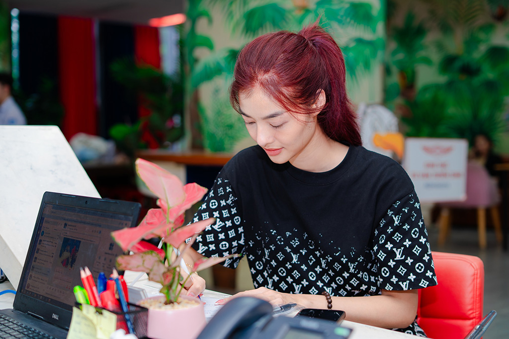 Á hậu Kiều Loan làm thủ tục nhập học tại HIU ngày 12/9 vừa qua, chính thức trở thành Tân sinh viên ngành Y khoa của HIU.