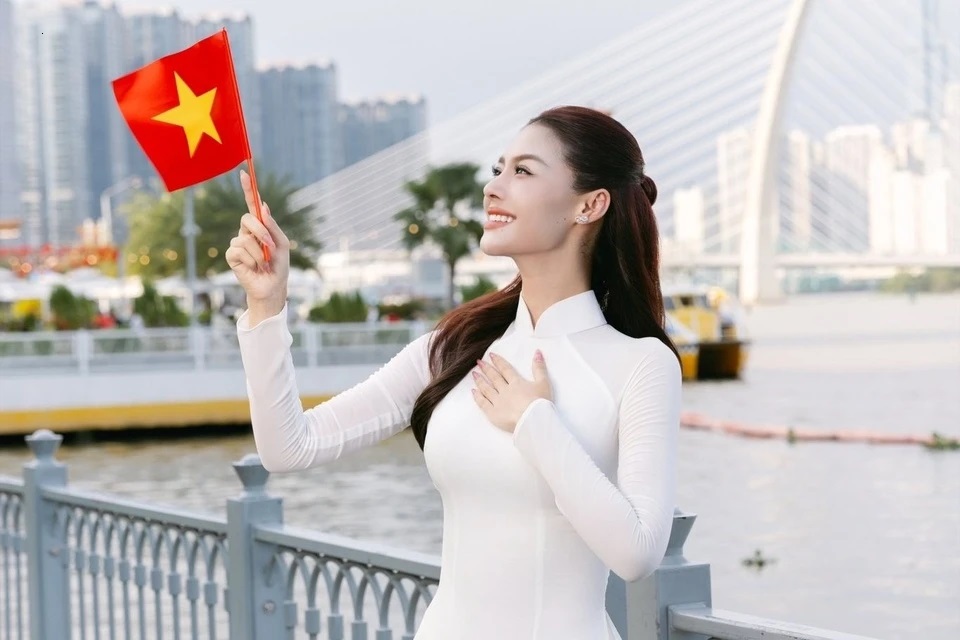 Áu hậu Kiều Loan rạng ngời trong tà áo dài truyền thống.