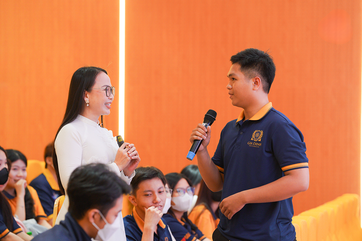 TS. Nguyễn Thị Quốc Minh - Giảng viên Trường Đại học Khoa học Xã hội và Nhân văn TP.HCM chia sẻ và trao đổi cùng sinh viên GDU.