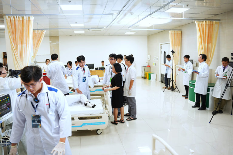 Ban giám khảo có mặt quan sát, đánh giá và chấm điểm cho các đổi thi