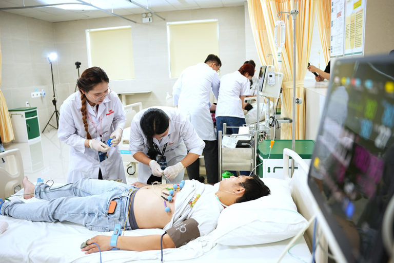 Sinh viên HIU trong vòng thi mô phỏng cấp cứu thực tiễn được tổ chức ngay tại bệnh viện Vạn Phúc City.