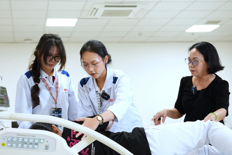Sinh viên HIU trong phần thi xử lý 1 trong 3 tình huống y tế diễn ra tại khoa cấp cứu Bệnh viện Vạn Phúc City