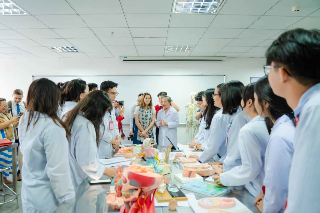 Đoàn đã vào thăm giờ học của sinh viên ngành Y khoa.