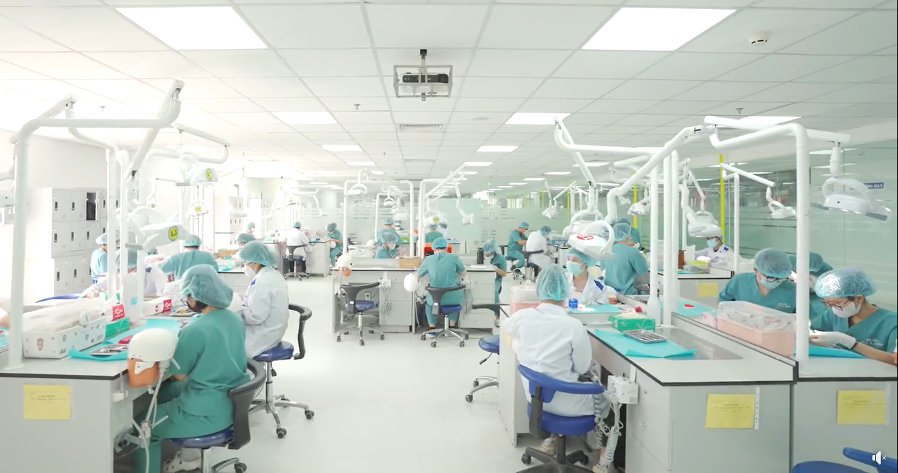 Sinh viên khoa Răng Hàm Mặt HIU trong một giờ học thực hành tại nhà trường