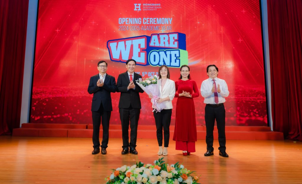 Ban giám hiệu Nhà trường tặng hoa cảm ơn đại diện Tổng lãnh sự Trung Quốc tại Tp.HCM đến tham dự và chúc mừng Lễ khai giảng.