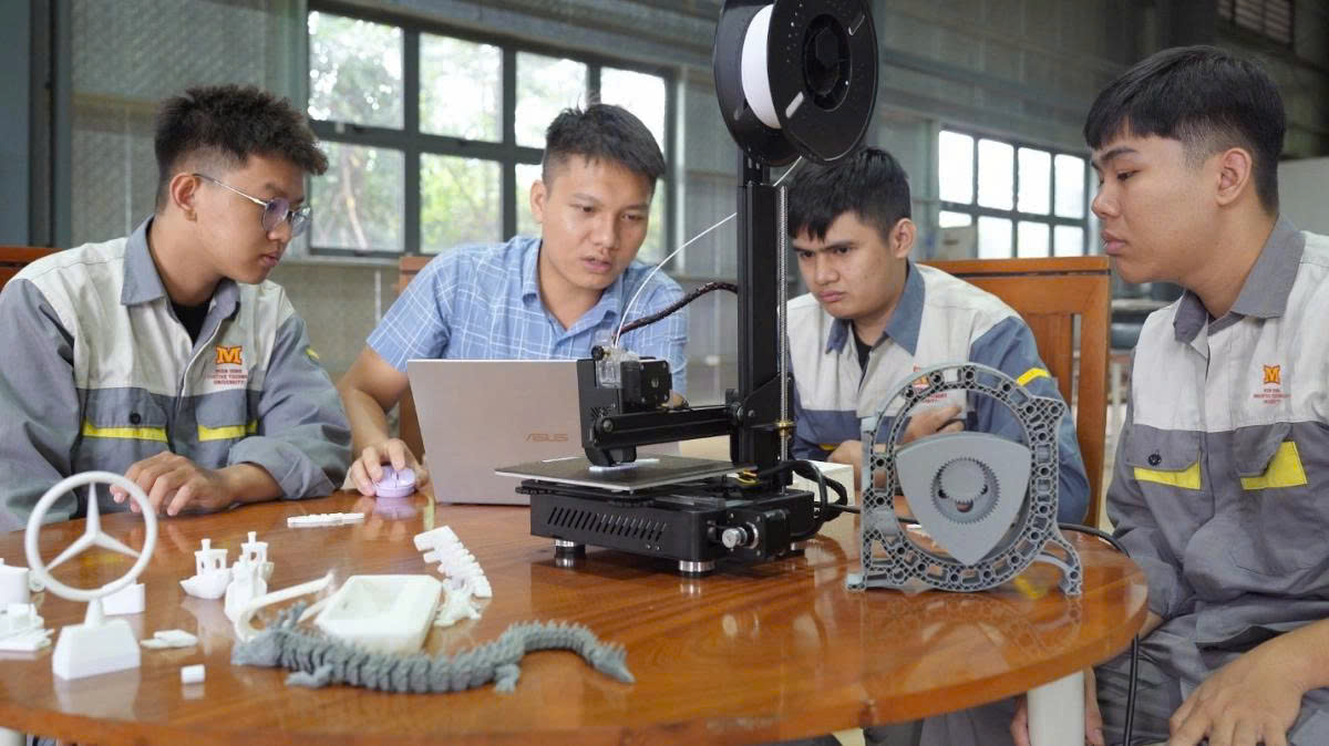 Sinh viên ngành Công nghệ kỹ thuật ô tô tại MIT Uni. trong một buổi học.