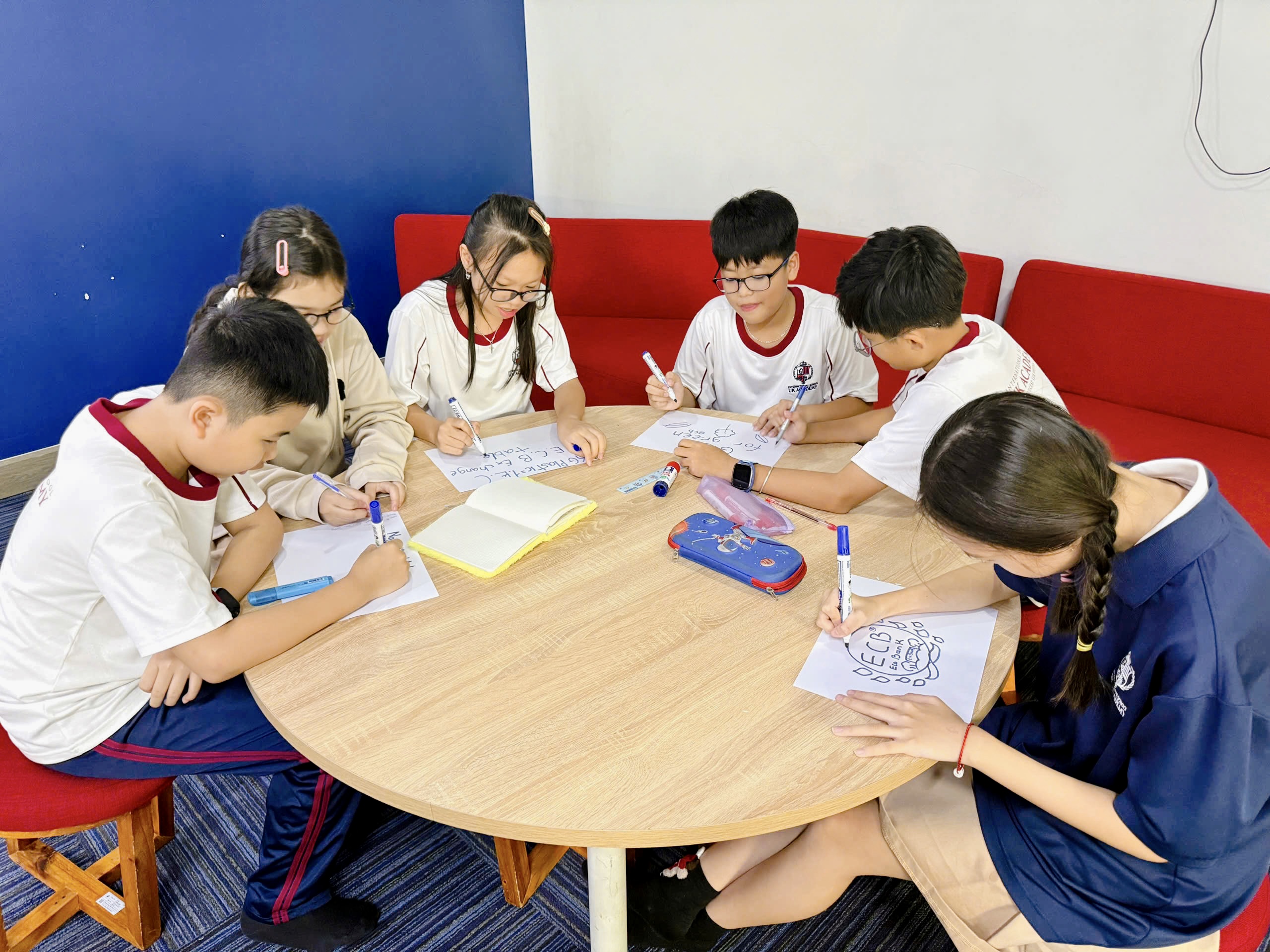 Học sinh UKA Bình Thạnh vận hành mô hình EcoBank – Ngân hàng tái chế xanh