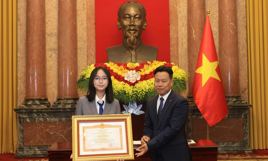 Thứ trưởng Bộ GD&ĐT Lê Quân trao Bằng khen của Thủ tướng Chính phủ cho em Trương Thanh Xuân lớp 11 (năm học 2024 - 2025) Trường THPT chuyên Bắc Ninh - Huy chương Đồng Olympic Toán quốc tế 2025.