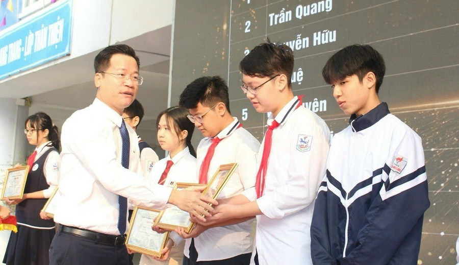 TS Lê Đức Thuận trao khen thưởng cho học sinh giỏi quận Ba Đình (cũ).
