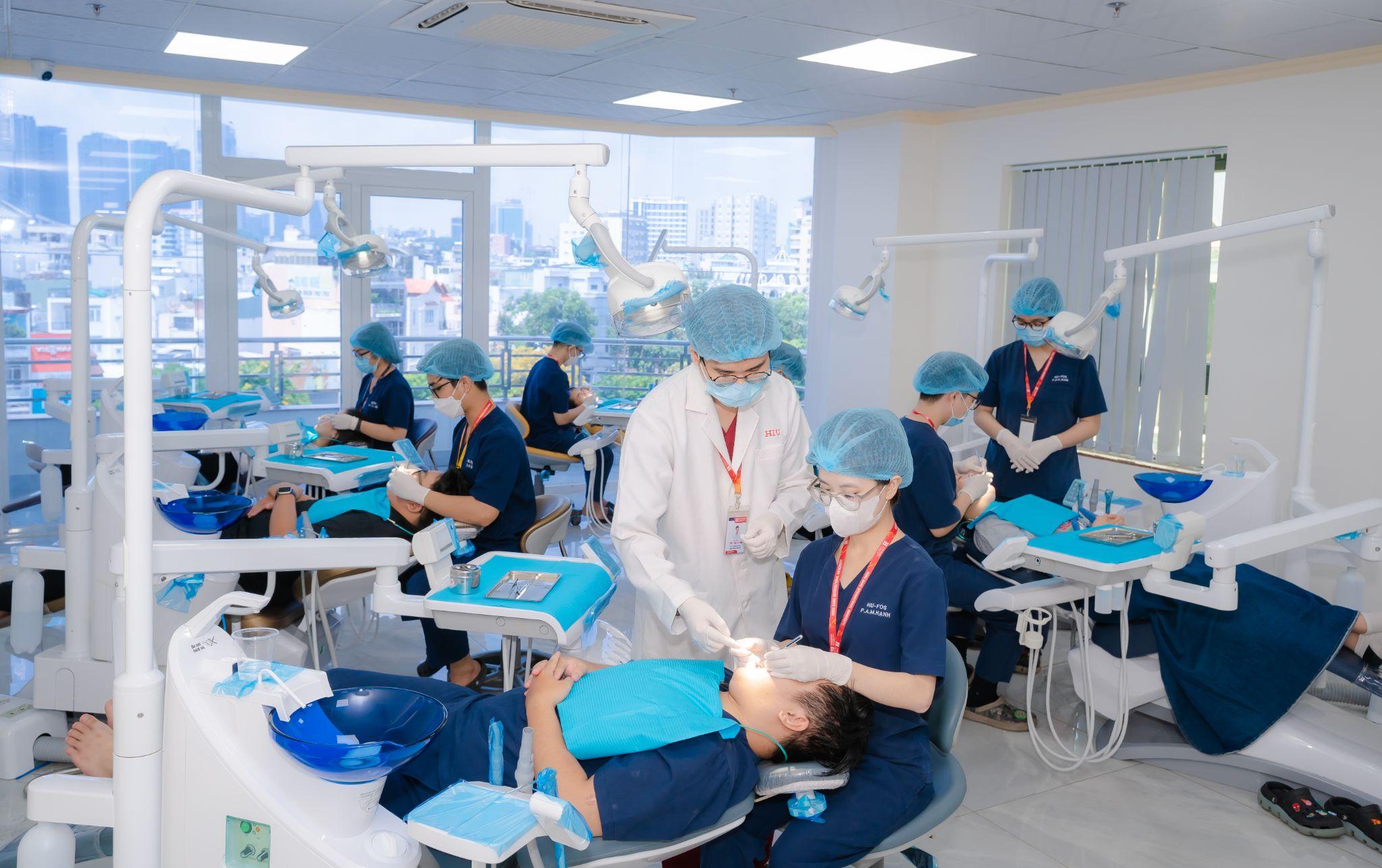 Sinh viên khoa Răng hàm mặt được thực hành tại phòng khám dưới sự hướng dẫn của thầy cô.