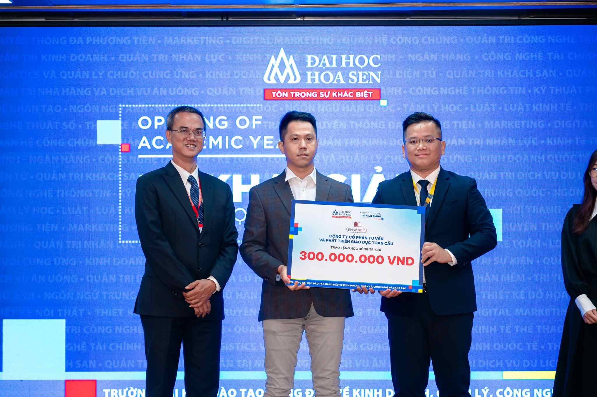 Tại buổi lễ khai giảng, các doanh nghiệp đã trao tặng tổng 1,5 tỷ đồng học bổng cho sinh viên Hoa Sen