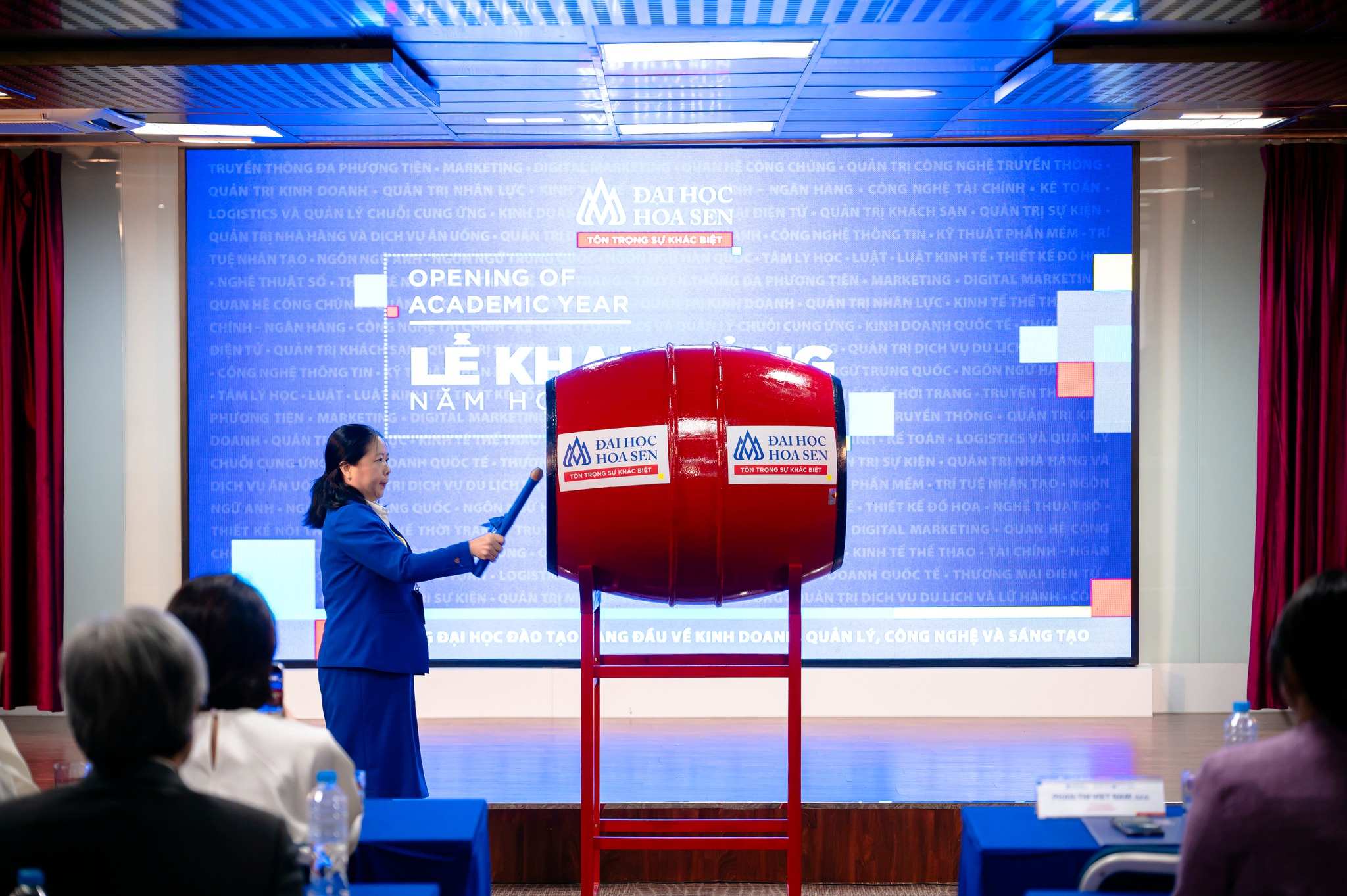 Lễ Khai giảng năm học mới 2025- 2026TS Phan Thị Việt Nam – Phó Hiệu trưởng Nhà trường đánh trống khai giảng năm học mới 2025-2026