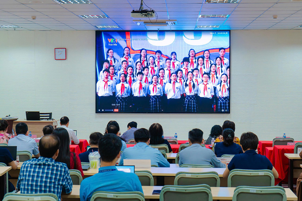 Đúng 8h00, HIU kết nối trực tuyến qua sóng VTV1 tới Lễ khai giảng đặc biệt tại Trung tâm Hội nghị Quốc gia (Hà Nội)