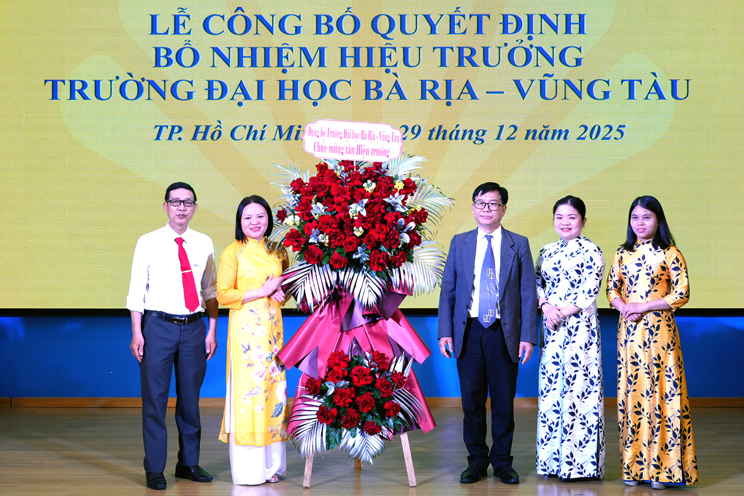 Đảng bộ Trường đại học Bà Rịa - Vũng Tàu tặng hoa chúc mừng tân hiệu trưởng - Ảnh: A LỘC