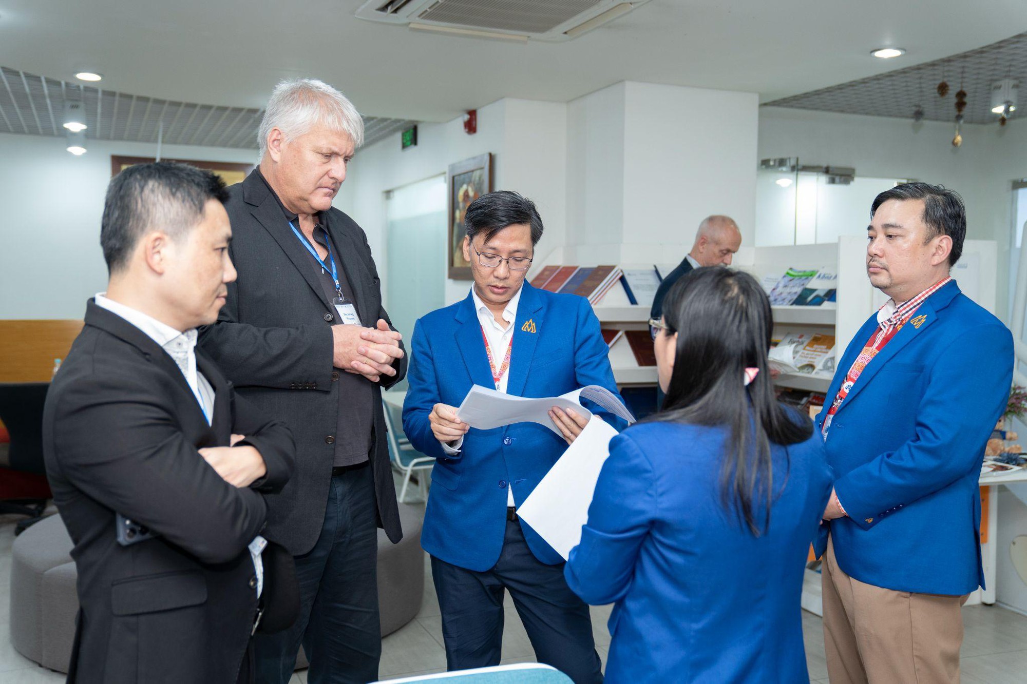 Đoàn công tác ASIIN thực hiện đánh giá nguồn lực cơ sở vật chất, công nghệ thông tin, thư viện...