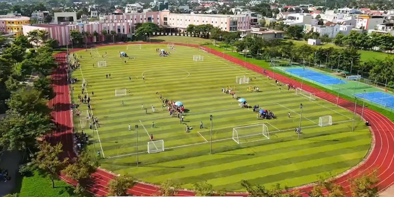 Sân bóng của trường IEC Quảng Ngãi chuẩn FIFA, đường chạy 400m với 05 làn chạy chuẩn quốc tế.