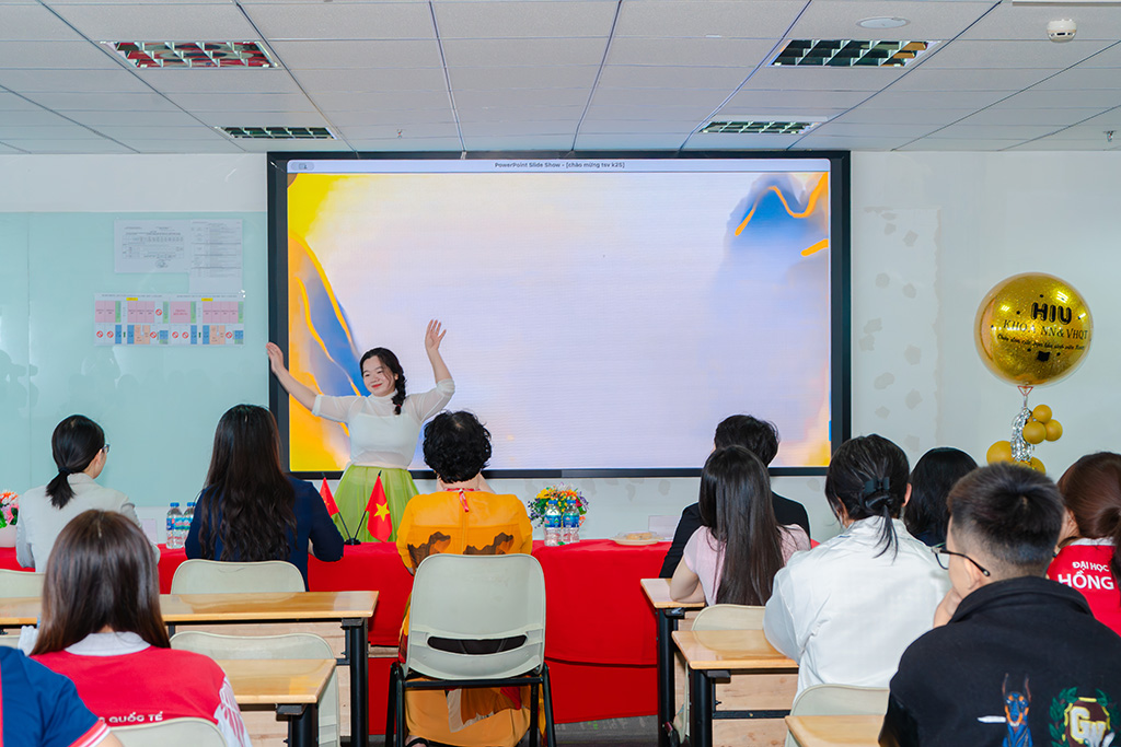 một số hình ảnh tại Chương trình Chào đón Tân sinh viên K25 và Lễ trao học bổng