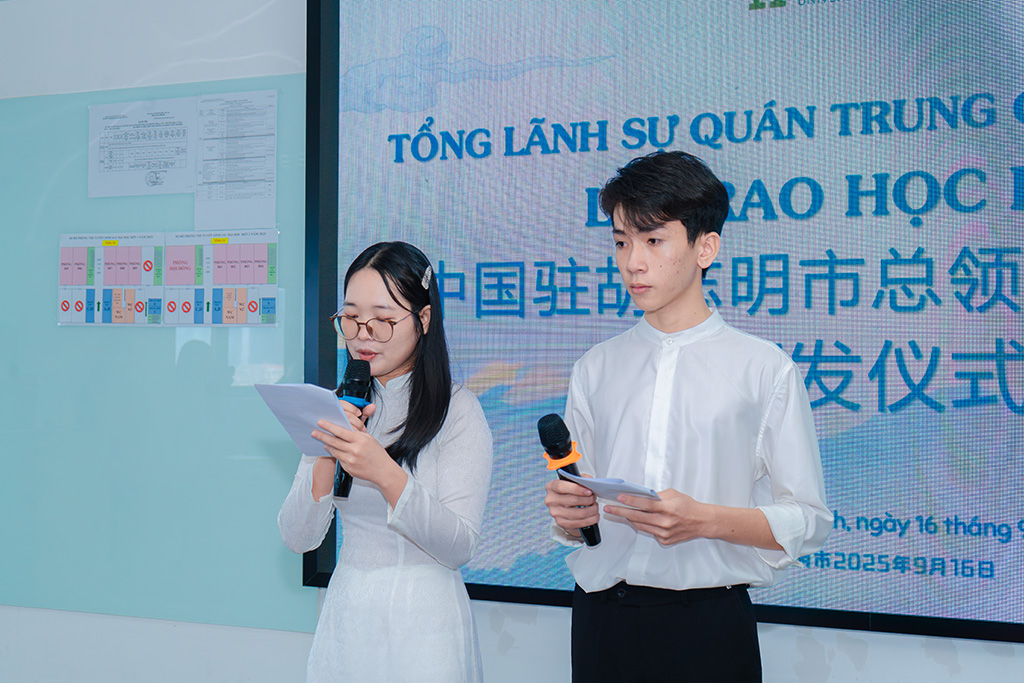 một số hình ảnh tại Chương trình Chào đón Tân sinh viên K25 và Lễ trao học bổng