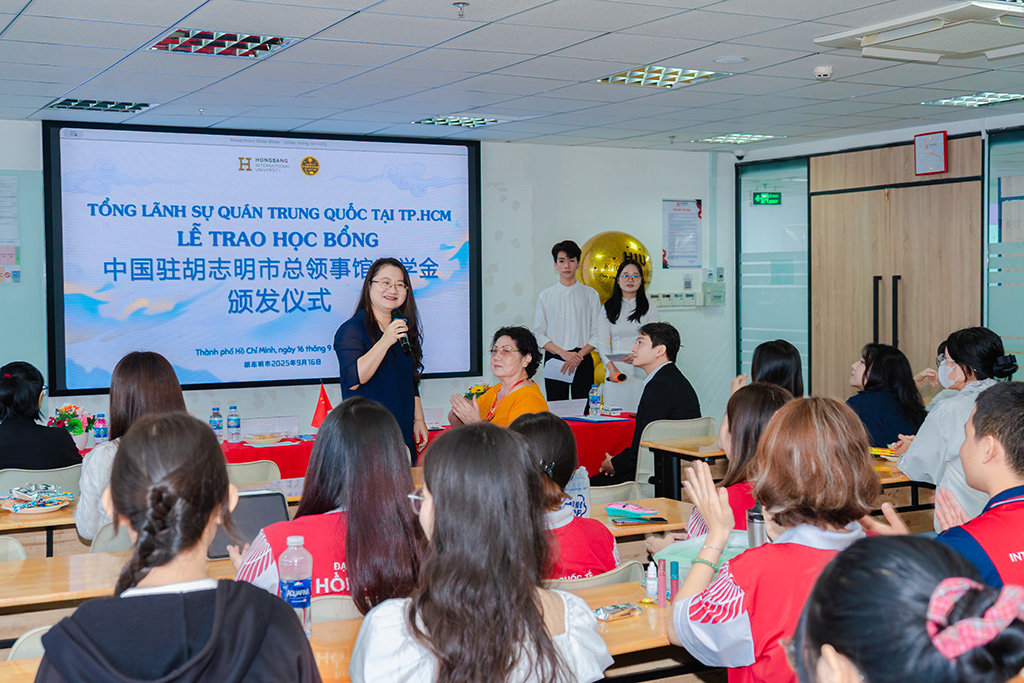 Bà Vương Hân Nhiên phát biểu chia sẻ cùng các bạn sinh viên Bộ môn Ngôn ngữ và Văn hóa Trung Quốc, Bà Vương Hân Nhiên phát biểu chia sẻ cùng các bạn sinh viên Bộ môn Ngôn ngữ và Văn hóa Trung Quốc,