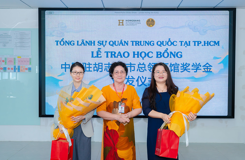 TS. Nguyễn Thị Tuyết Thanh trao tặng hoa và quà kỷ niệm cho Bà Vương Hân Nhiên (bìa phải) và Bà Triệu Khiết Nam (bìa trái)