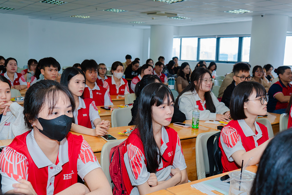 một số hình ảnh tại Chương trình Chào đón Tân sinh viên K25 và Lễ trao học bổng