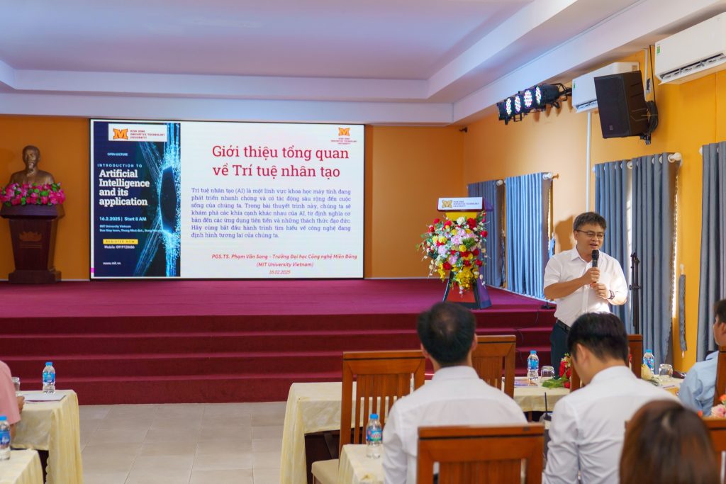 PGS.TS Phạm Văn Song – Hiệu trưởng MIT Uni. tại buổi chuyên đề Tập huấn AI "Ứng dụng kỹ năng AI vào giảng dạy"