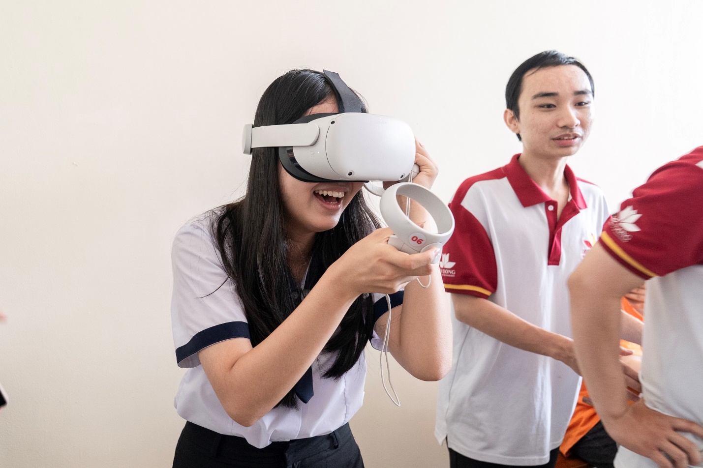 MIT Uni.: Những bước đi tiên phong MIT Uni. không chỉ dừng lại ở việc tuyên bố định hướng mà đã triển khai nhiều hoạt động cụ thể để hiện thực hóa mục tiêu trở thành Đại học AI. Một số hoạt động nổi bật: Đưa kỹ năng AI vào giảng dạy: MIT Uni. đã chủ động đưa AI vào chuẩn đầu ra, là kỹ năng bắt buộc giúp sinh viên làm quen và ứng dụng AI trong chính chuyên ngành của mình. Sinh viên được học chuyên đề Nhập môn AI trong tuần lễ sinh hoạt đầu khóa và Kỹ năng ứng dụng AI trong chương trình chuẩn đầu ra. Tổ chức các lớp tập huấn kỹ năng AI: Nhà trường thường xuyên tổ chức các lớp tập huấn, workshop về AI cho giảng viên, sinh viên và giáo viên THPT trên địa bàn. Các buổi tập huấn này cung cấp kiến thức về AI, các công cụ AI ứng dụng trong giáo dục và phương pháp sử dụng AI trong giảng dạy, học tập hiệu quả, đồng thời là diễn đàn chia sẻ kinh nghiệm sử dụng, giới thiệu các công cụ mới. Điều này không chỉ nâng cao năng lực của giảng viên MIT Uni. mà còn góp phần lan tỏa tinh thần ứng dụng AI trong cộng đồng giáo dục.