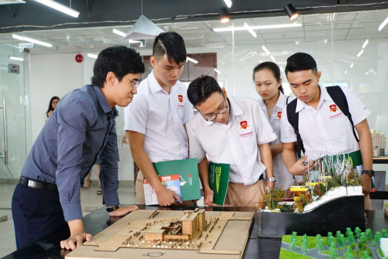 Học sinh THPT tham gia trải nghiệm các ngành nghề tại ngày hội do HIU tổ chức