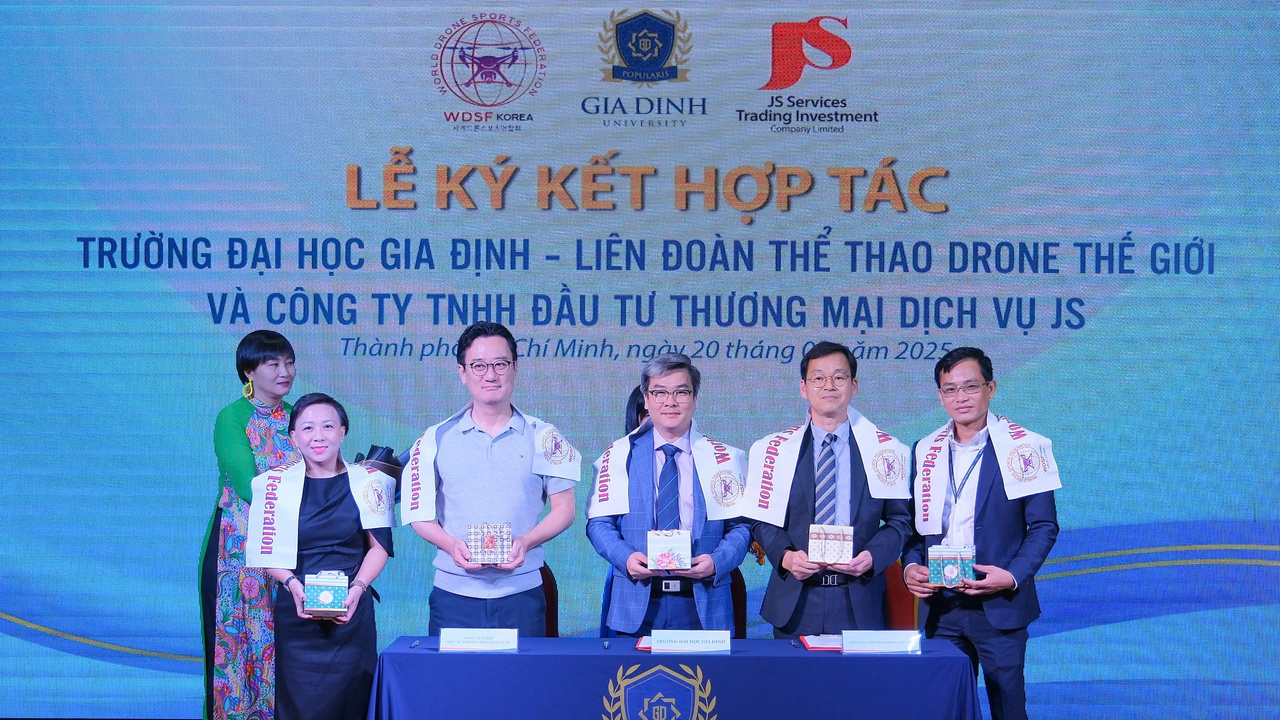 Nhà trường sẽ tiếp tục mở mối rộng quan hệ, đồng hành cùng các doanh nghiệp, tập đoàn lớn khác trong và ngoài nước để mở ra nhiều cơ hội phát triển cho sinh viên.