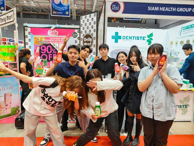 Nhóm các bạn sinh viên HIU tại Triển lãm Top Thai Brands 2025