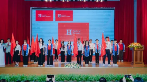 Nghi thức rước cờ và trao cờ – thực hiện chuyển giao nhiệm vụ giữa 2 thế hệ sinh viên HIU.