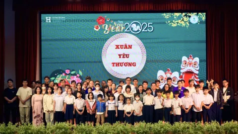 Tập thể BTC chương trình cùng đại diện các hộ gia đình, thanh niên và học sinh được nhận quà tặng chương trình Xuân yêu thương 2025