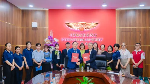 HIU ký kết hợp tác cùng Vietcombank chi nhánh Đông Sài Gòn: Mở ra cơ hội lớn cho sinh viên khoa Kinh tế – Quản trị HIU