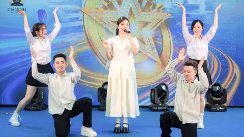 Ca sĩ Phương Mỹ Chi khuấy động sân khấu Lễ hội chào đón tân sinh viên GDU K19