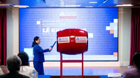Sinh viên HSU nô nức khai giảng năm học mới