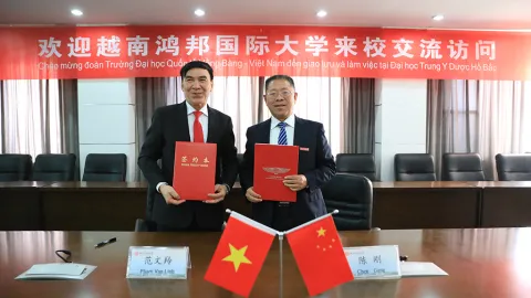 GS.TS.BS Phạm Văn Lình (trái) và GS. Trần Cương (phải) ký kết Biên bản ghi nhớ hợp tác (MOU), mở ra cơ hội hợp tác toàn diện giữa hai trường