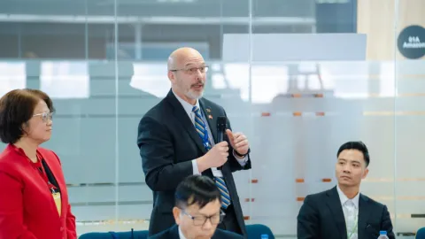 Ông Christopher Powers - Phó Chủ tịch Hỗ trợ phụ trách Sáng kiến Quốc tế Đại học Towson bày tỏ sự quan tâm đặc biệt đến các chương trình của HIU.