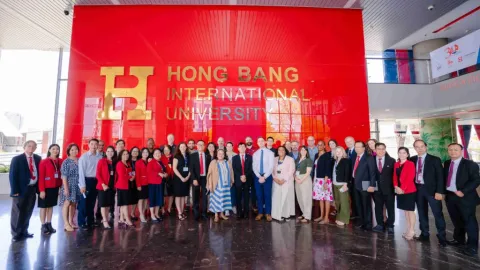 Phái đoàn 20 trường đại học hàng đầu Hoa Kỳ chụp ảnh lưu niệm cùng với Ban Giám hiệu và Lãnh đạo các khoa Trường Đại học Quốc tế Hồng Bàng.