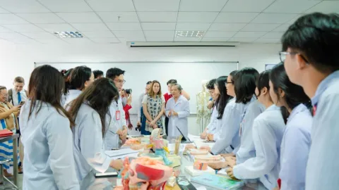 Đoàn đã vào thăm giờ học của sinh viên ngành Y khoa.