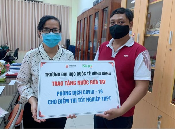 116491684 3091333497603040 201186936996423948 o HIU trao tặng nước rửa tay cho các địa điểm thi THPT Quốc gia