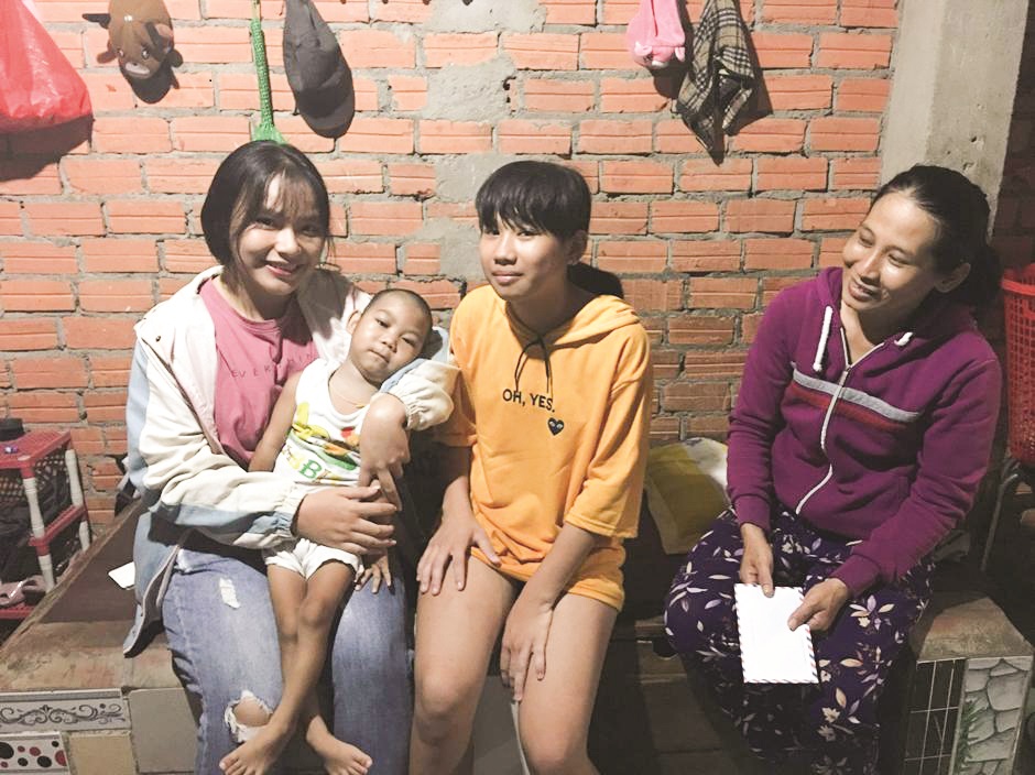 27 19 chuyen tham gia dinh em ly hua phong 1 Hội Học sinh SNA làm thiện nguyện trong tâm bão dịch bệnh