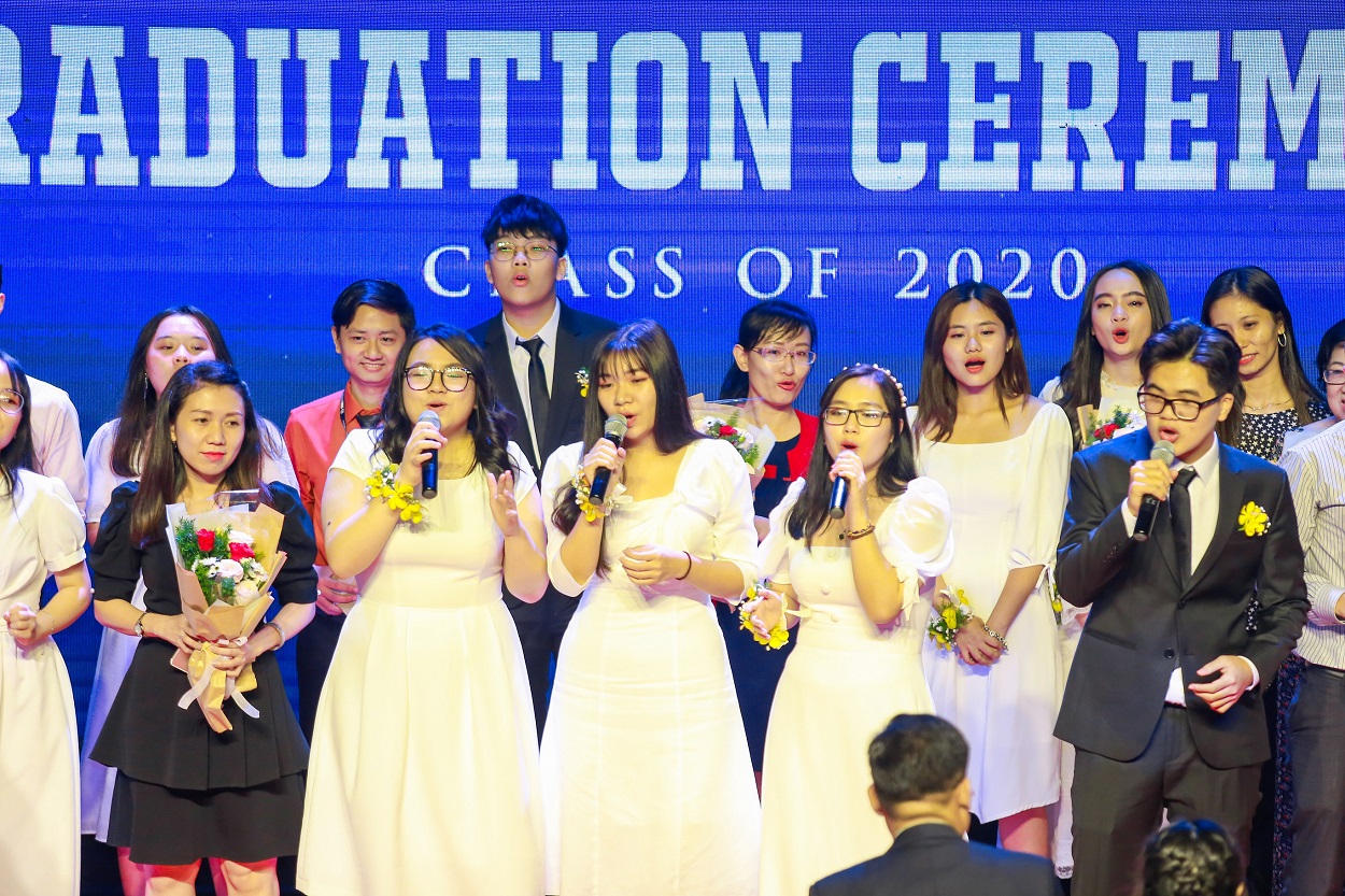 4 4 Học sinh SNA thổn thức trong buổi lễ tốt nghiệp