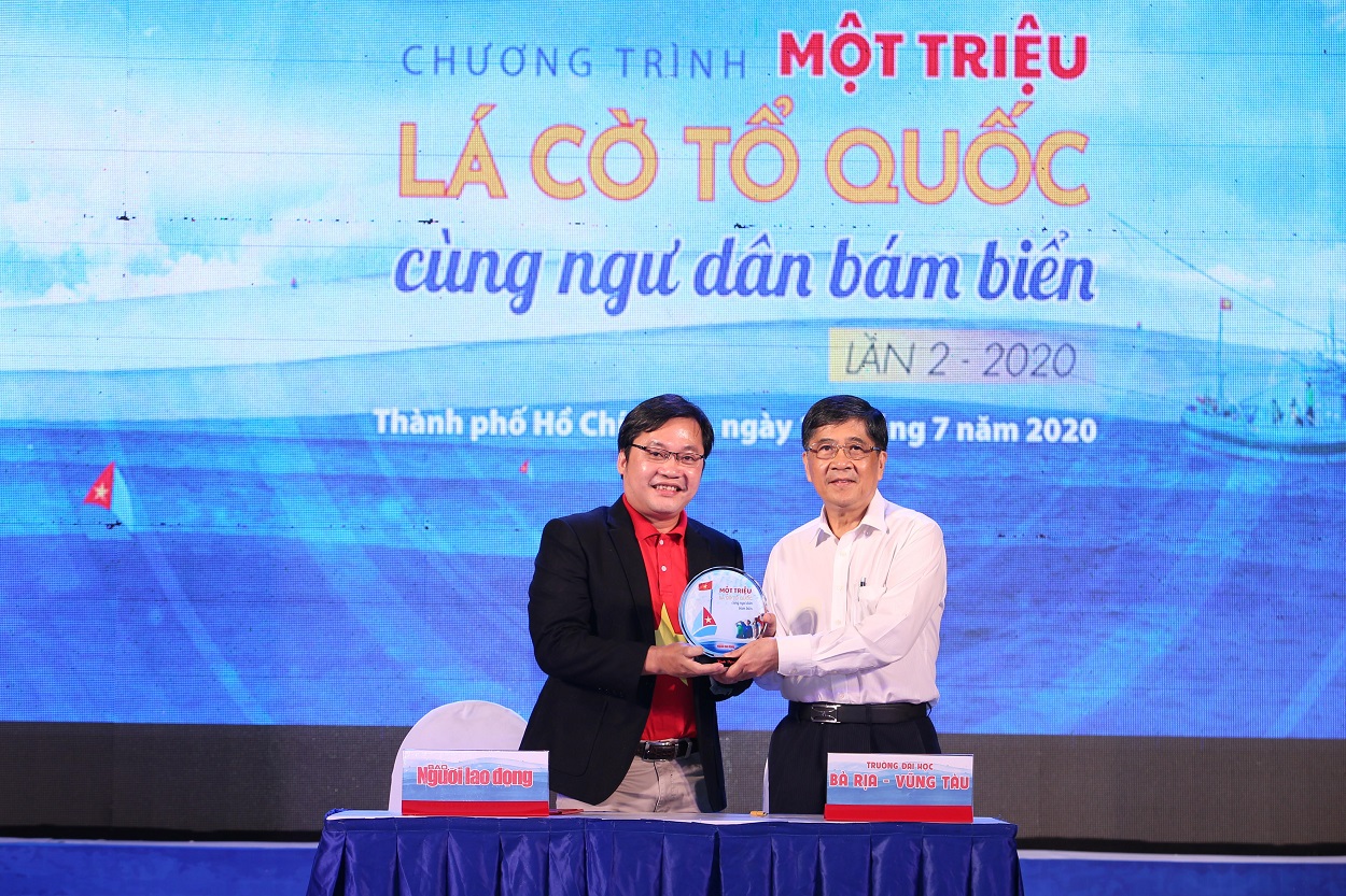 40 26 ac8j3690 1 BVU đồng hành chương trình "Một triệu lá cờ Tổ quốc cùng ngư dân bám biển"