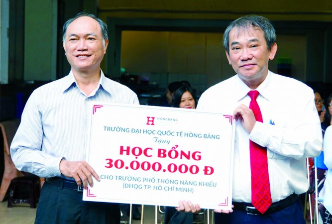 hiu hoc bong 1 HIU trao học bổng 300 triệu cho 17 trường THPT