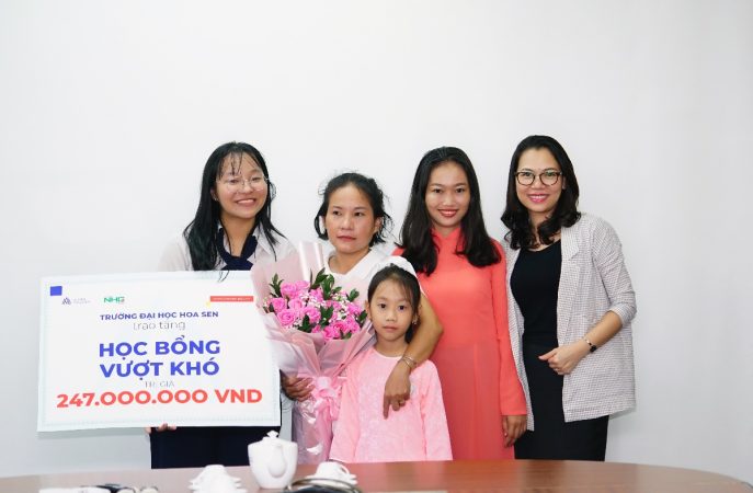 Giám đốc Truyền Thông & Thương hiệu NHG Trần Thúy Trâm Quyên (bìa phải) chụp hình lưu niệm cùng Hồng Nhung và những người thân của em