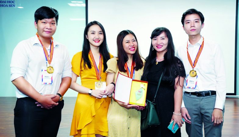 hsu trao bang 1 Sinh viên HSU đạt giải Quán quân cuộc thi tài năng trẻ logistics