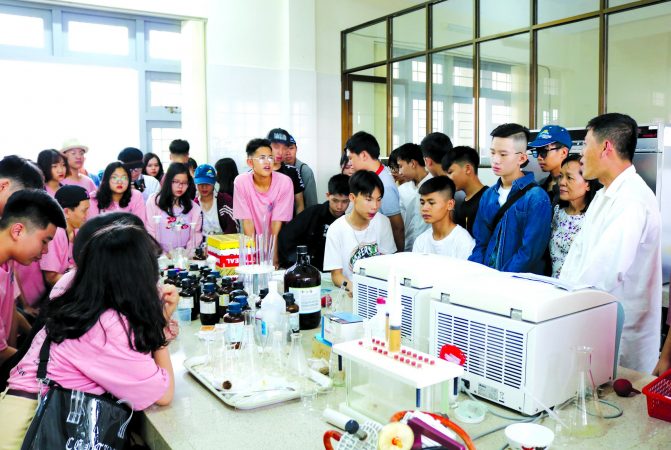 ischool thi nghiem 1 iSers Nha Trang khám phá khoa học tại Đà Lạt