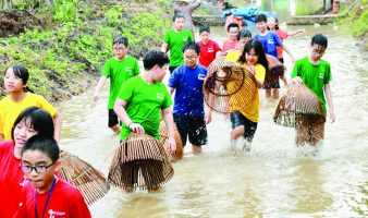 uka bat ca Cùng học sinh UKA Hạ Long khám phá làng quê Việt Nam